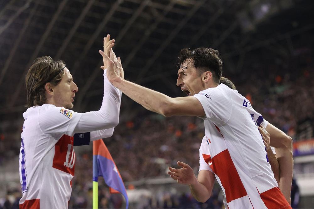 从手足无措到游刃有余，齐达内在公园学着踢毽子